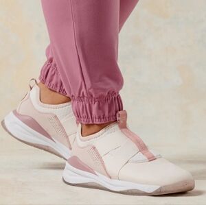 NIB Clove Clara Nurse Pull On Anti-Slip Sneaker In Pink Combo